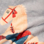 Manta com Sherpa Rocking Horse COZY - Image 2