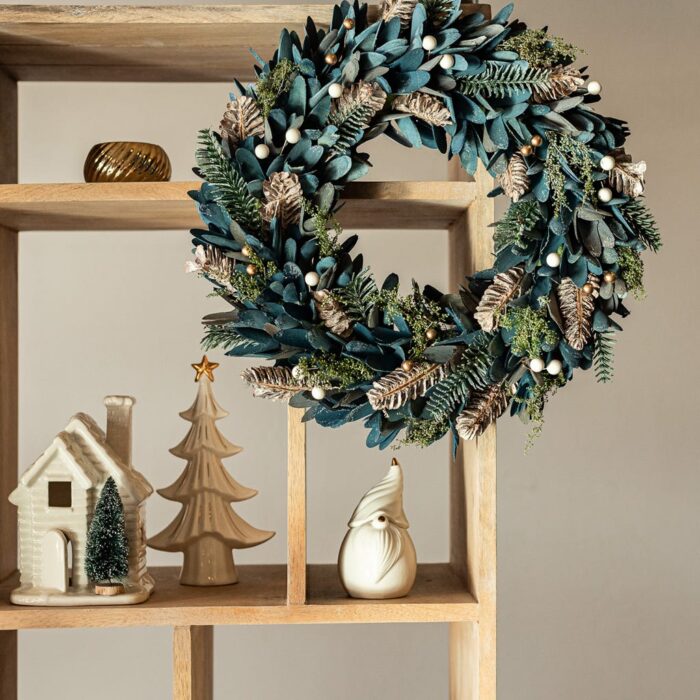Couronne avec branches vertes et bleues 45 cm COZY – Image 3