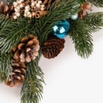 Couronne avec pommes de pin et boules bleues 38 cm NEW BRIGHT – Image 2