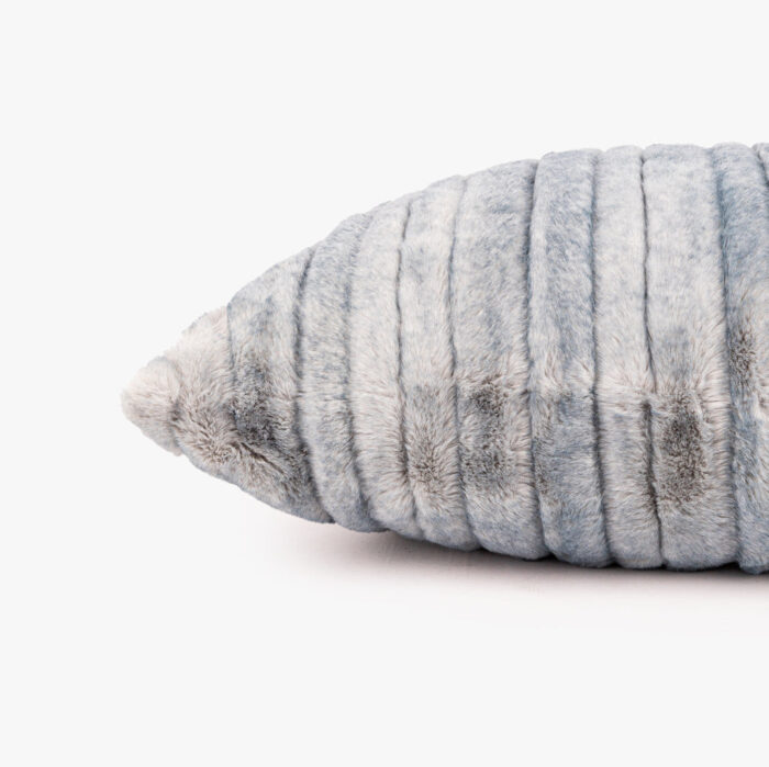 Housse de Coussin en Fausse Fourrure Bleu Clair ALASKA – Image 3