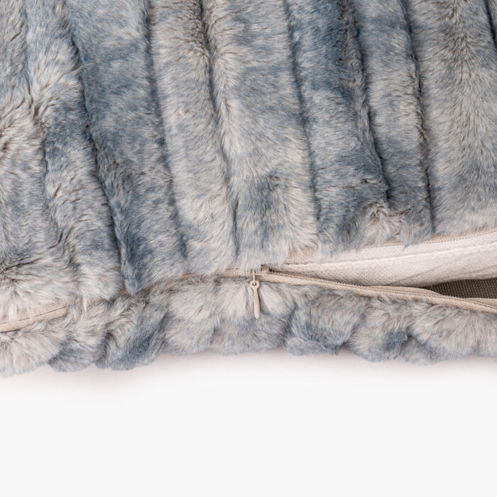 Housse de Coussin en Fausse Fourrure Bleu Clair ALASKA – Image 4