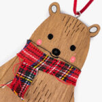 Ornement d'ours avec écharpe COZY – Image 2