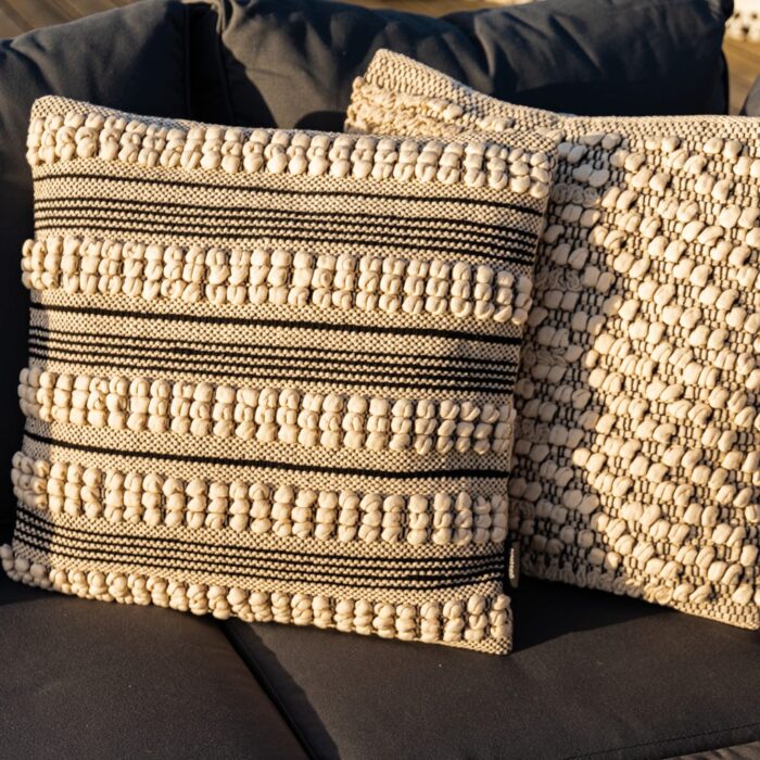 Housse de Coussin à Rayures Naturel et Noir JAINA – Image 1